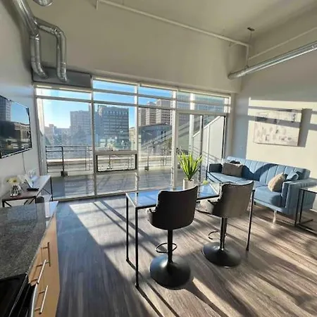Apt Downtown Detroit With View Apartment